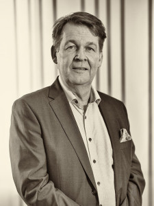 Peter är advokat samt delägare och arbetar inom entreprenad, fastighet samt affärsjuridik. Hos SBR är han föreläsare inom entreprenadbesiktning, entreprenadjuridik, avancerad entreprenadjuridik samt är med på våra symposier för Entreprenadbesiktningsgruppen.