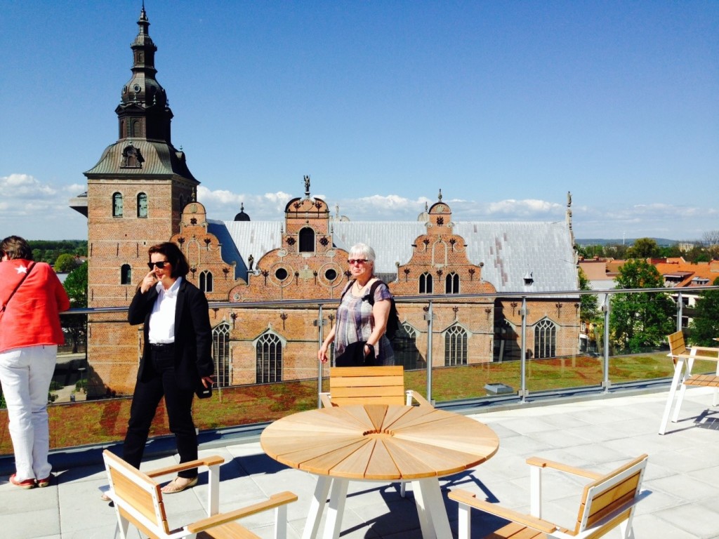 Marianne Bengtsson (Peters fru) njuter av utsikten och trefaldighetskyrkan