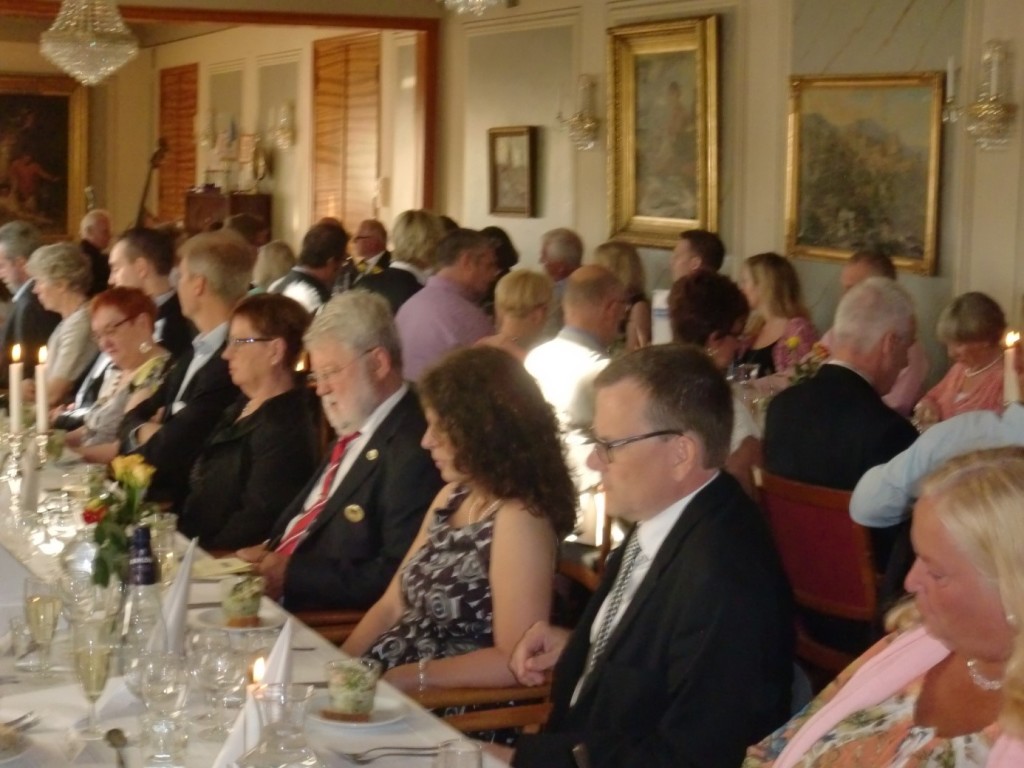 Middagsgäster med bland annat Johan Werngren, Peter Bengtsson och Kerstin Nilsson från Krstd-avdelningen i förgrunden
