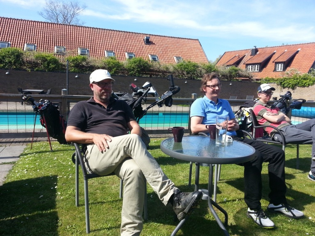 Golfarna njuter av det fina vädret.