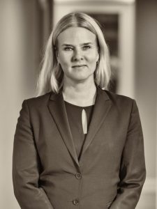 Pernilla är Advokat och arbetar med Entreprenad, Industri, gruv- och skogsnäring samt Offentliga affärer. Hos SBR föreläser hon inom ABK 09, Avancerad Entreprenadjuridik samt grundkursen Entreprenadjuridik. 