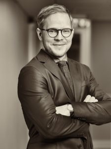 Carl Fläring är advokat och arbetar inom områdena Entreprenad och LOU. 