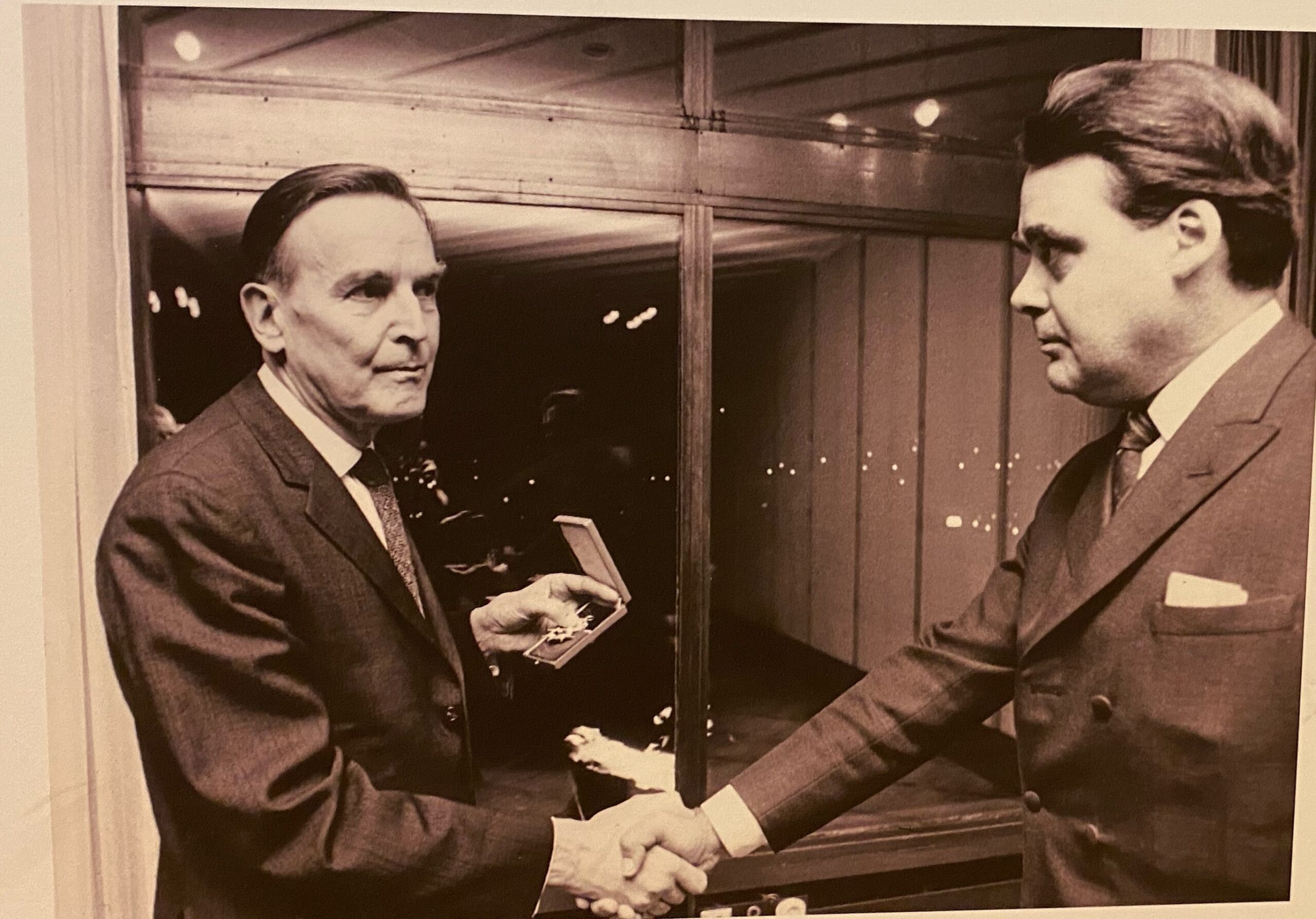 Stundens allvar: Gösta Elghufvud lämnar över ordförandeskapet till Rolf Wilme vid förbundsstämman 1969.